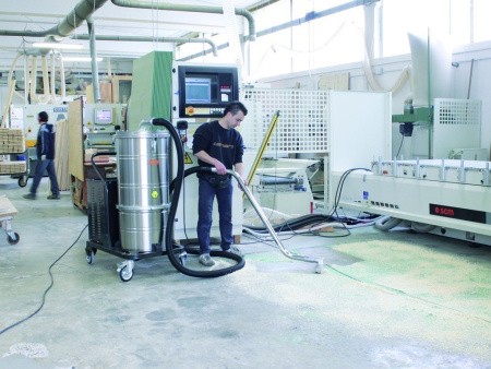 Работа в цеху пылесосом ICLEAN по удалению опилок Работа в цеху пылесосом ICLEAN по удалению опилок