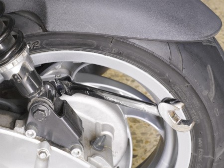 Рожково-накидной трещоточный ключ, применение Рожково-накидной трещоточный ключ, применение